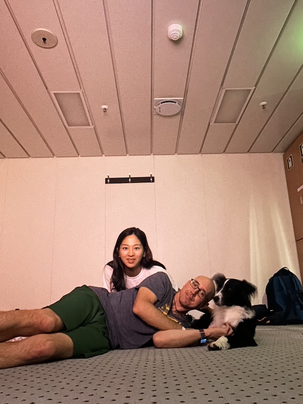 This was the pet room on the ferry from Wando to Jeju Island. Expect floor space. Bring a mat. 