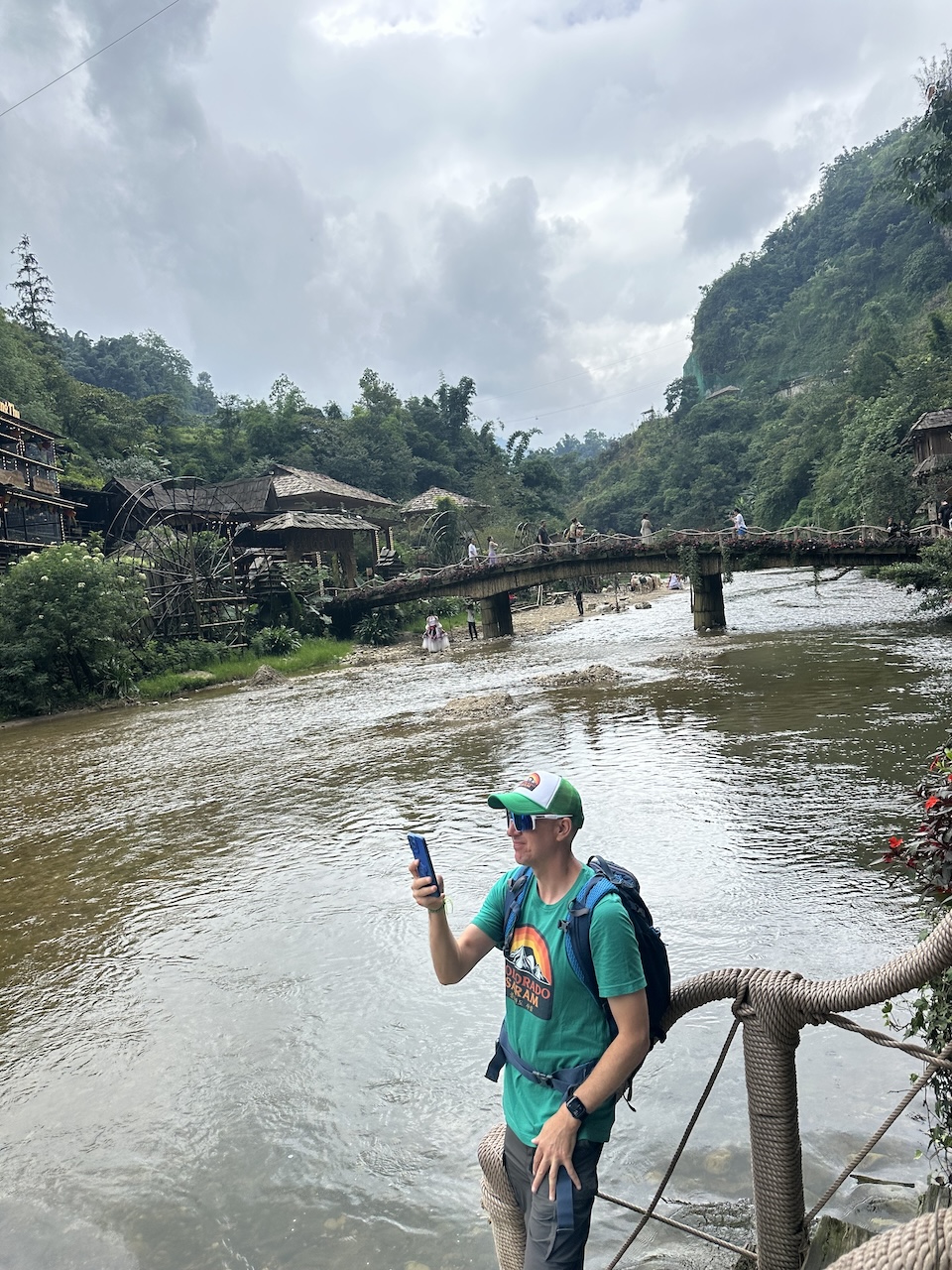 Effortlessly using my eSIM while traveling in Vietnam.