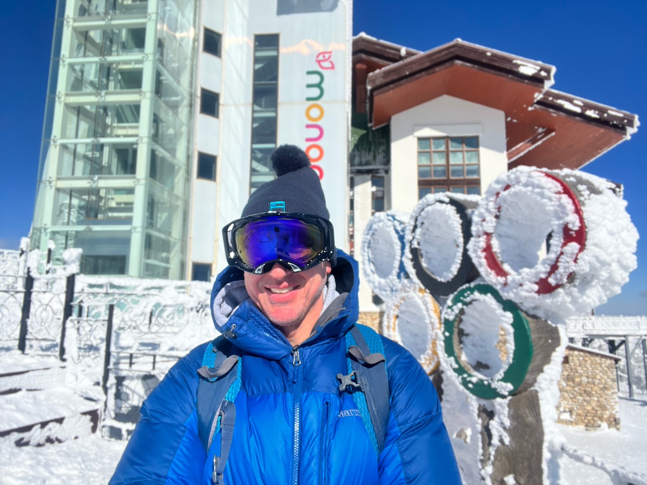 Skiing at Mona Yongpyong Resort in South Korea: Standing at the summit of the Rainbow chairlift in Mona Park, with the Olympic rings in the background.