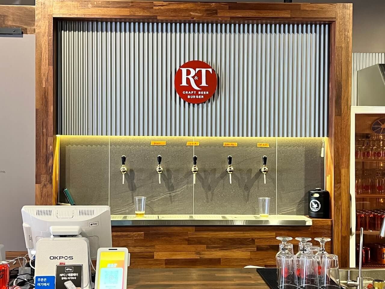 Yongpyong Resort Summer Guide (2025) 16 Craft beer tap wall at R&T Burger House in Alpensia, South Korea, featuring house brews on draft beneath the red R&T logo