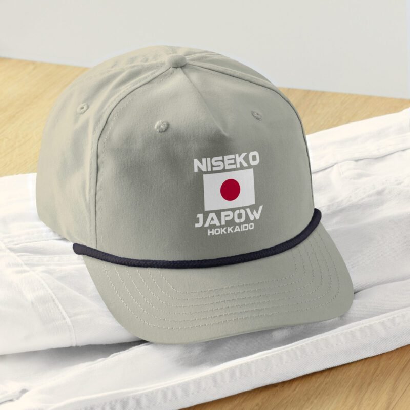 Front view of the Niseko Japow rope hat in light gray and navy – retro flag patch with rope detail and unstructured 5-panel design